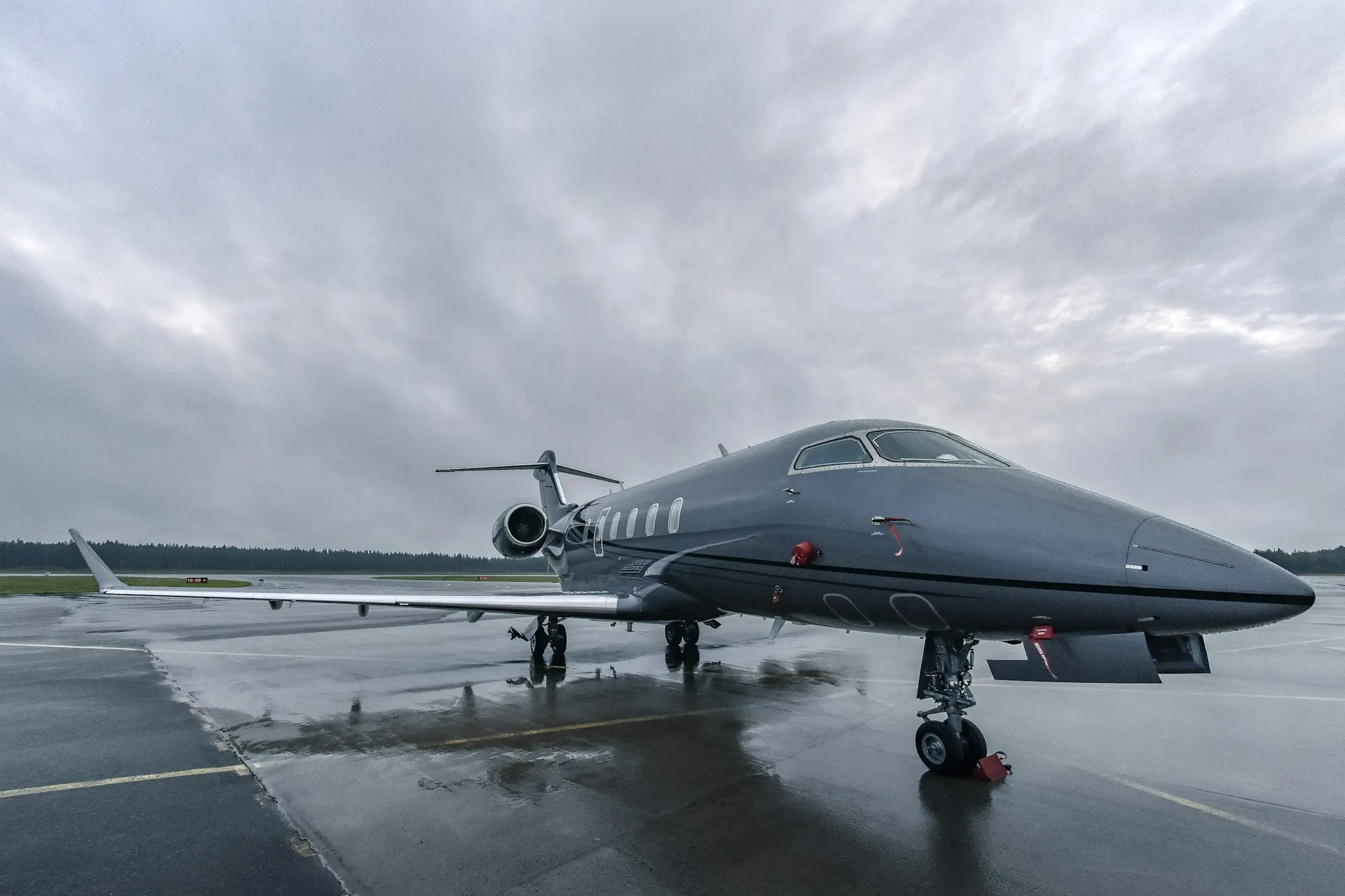 Super-midsize jet on a wet ramp